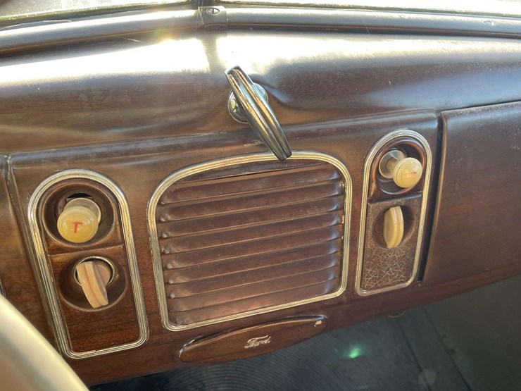 1938-ford-two-door-deluxe-sedan---original-car!-image-67