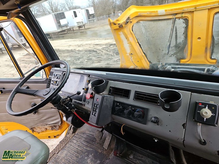 2004-freightliner-fl80-image-29