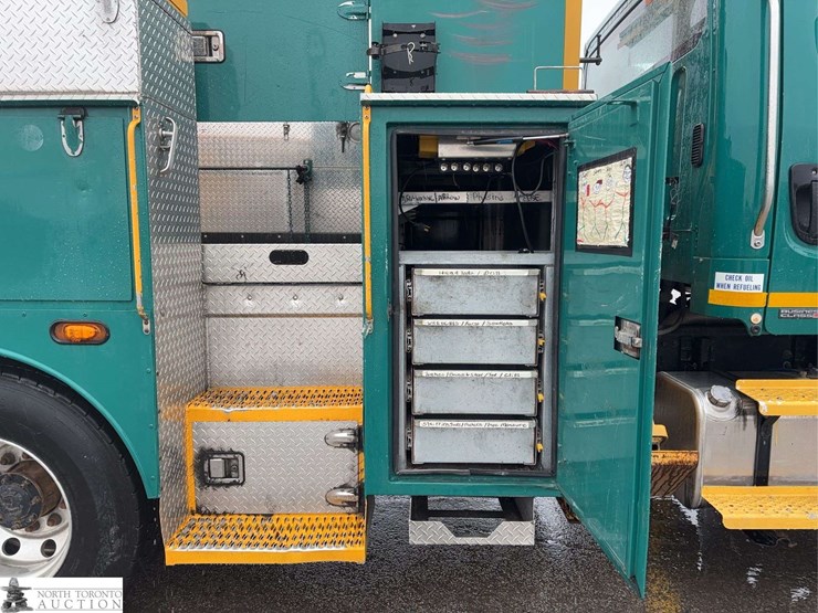 2011-freightliner-m2-106-image-17