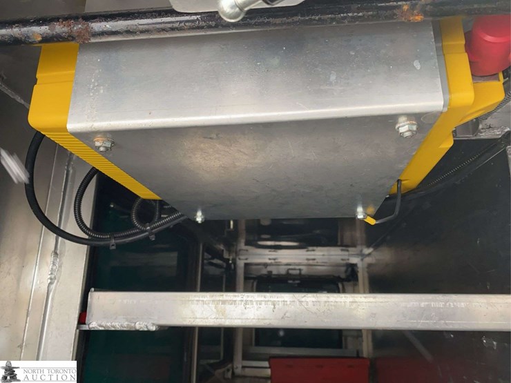 2011-freightliner-m2-106-image-37