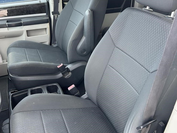 2010-dodge-grand-caravan-sxt-image-11