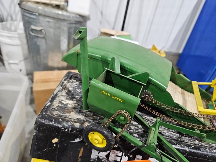 #982-•-john-deere-pull-behind-harvester-metal-toy-image-5