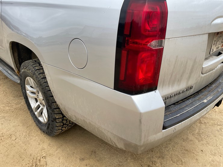 2015-chevrolet-suburban-image-25