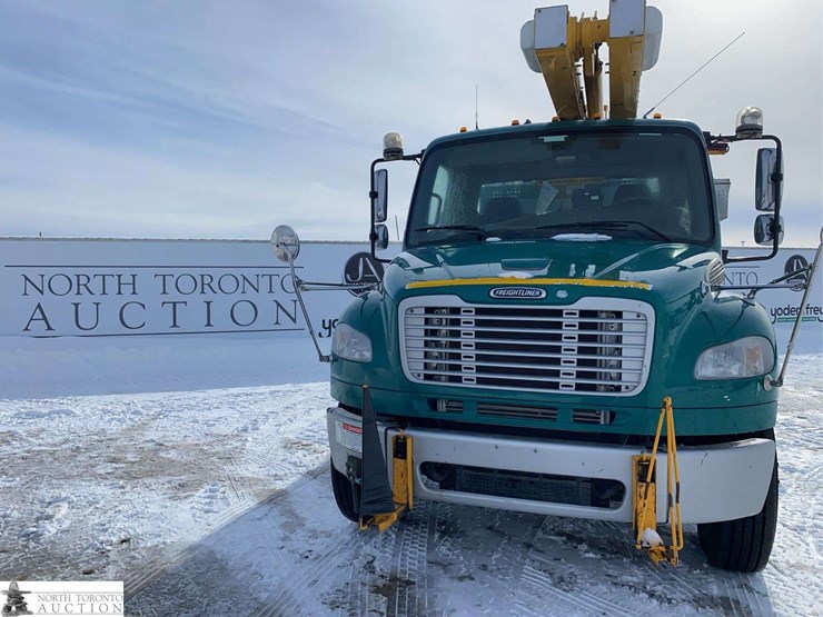 2010-freightliner-m2-106-image-2