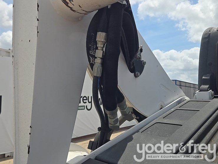 2021-bobcat-t740-image-33