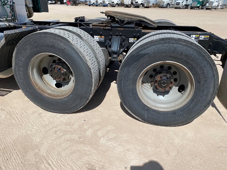 2015-peterbilt-579-image-10