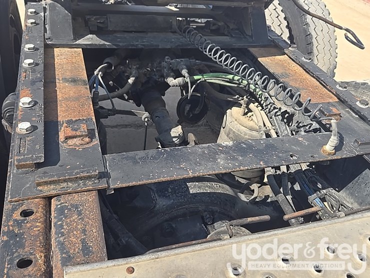 2014-freightliner-cascadia-113-image-42