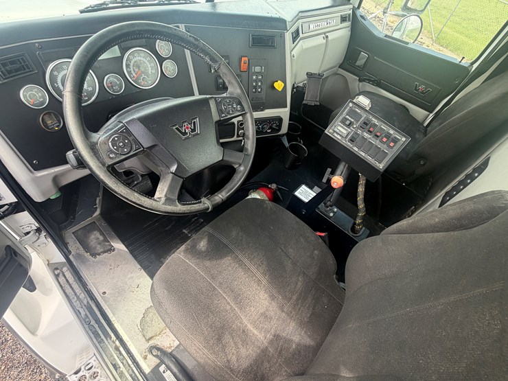 2022-western-star-4700-image-12