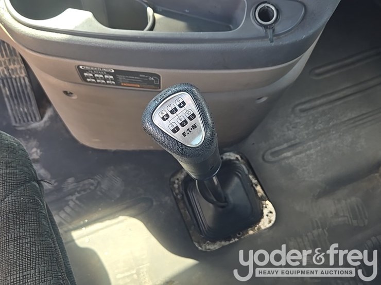 2011-freightliner-cascadia-125-image-75