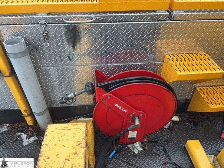 2011-freightliner-m2-106-image-21