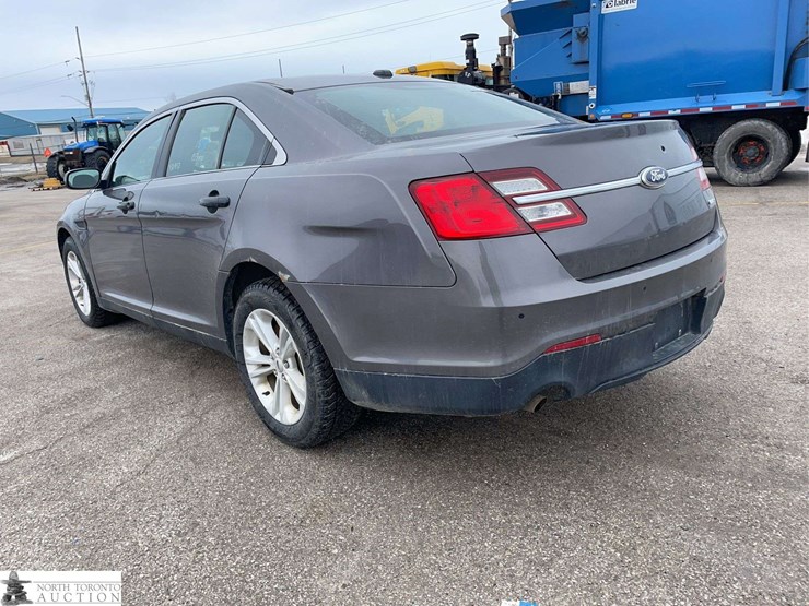 2015-ford-taurus-image-7