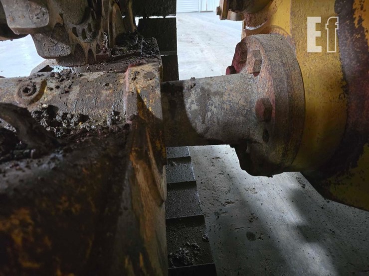 2011-caterpillar-d6t-xw-image-37