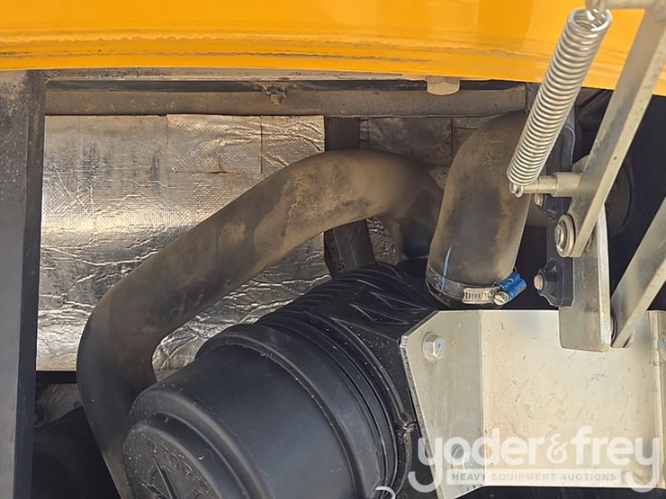 2022-deere-26g-image-45