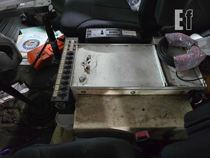 2012-freightliner-m2-106-image-28