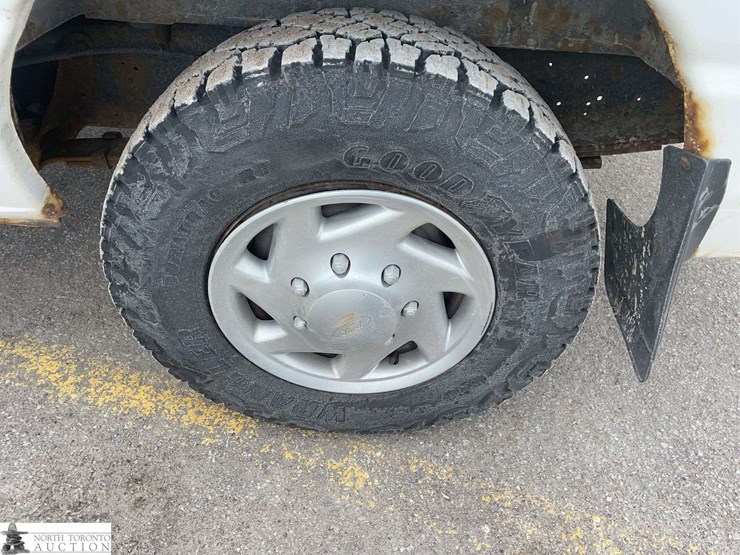 2010-ford-cargo-image-22