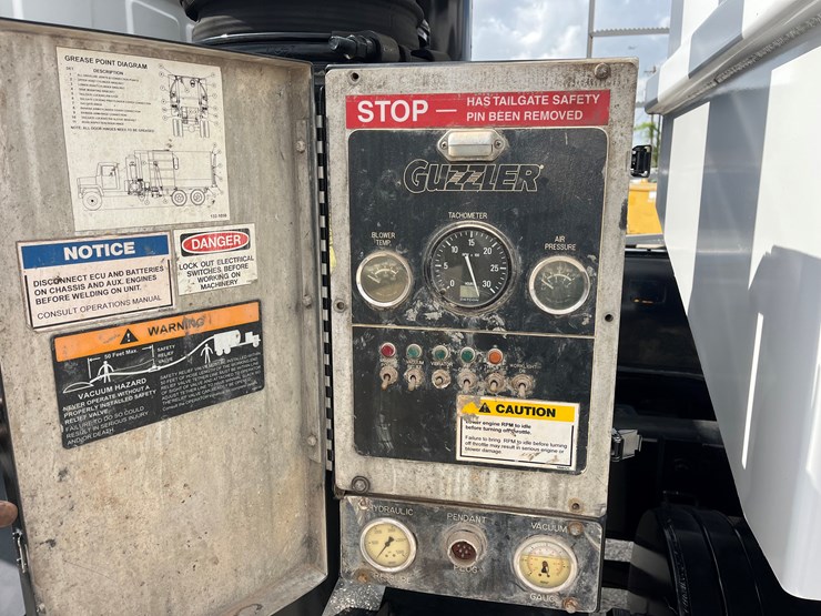 2005-sterling-lt9500-image-15