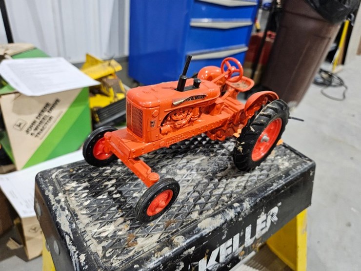 #995-•-allis-chalmers-wd-45-1/16-die-cast-toy-tractor-image-2