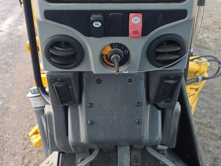 2020-caterpillar-140-image-71