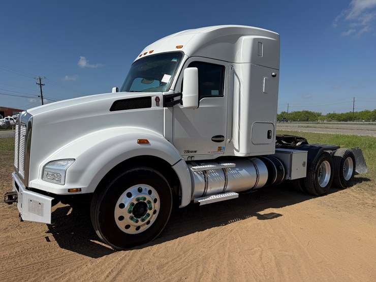 2016-kenworth-t880-image-1