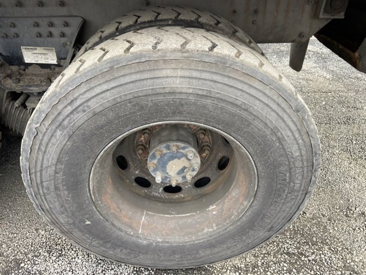 2014-peterbilt-320-image-33