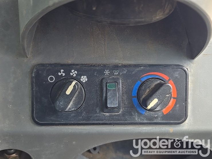 2021-bobcat-t740-image-90