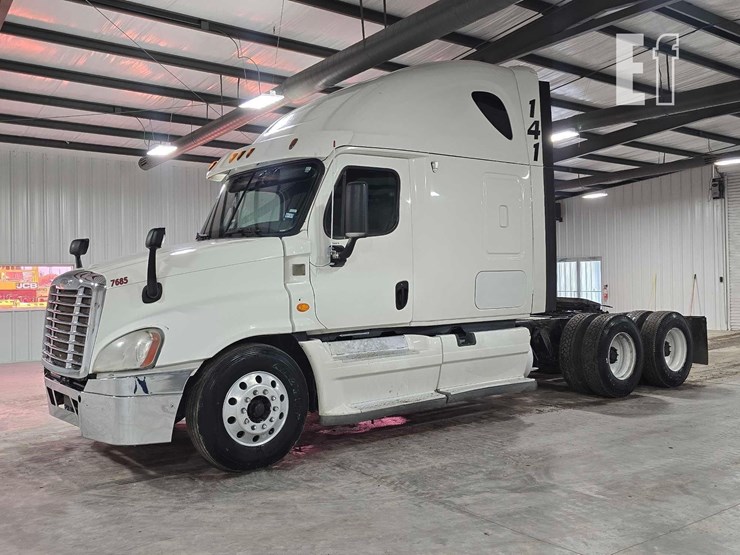 2013-freightliner-cascadia-125-image-1