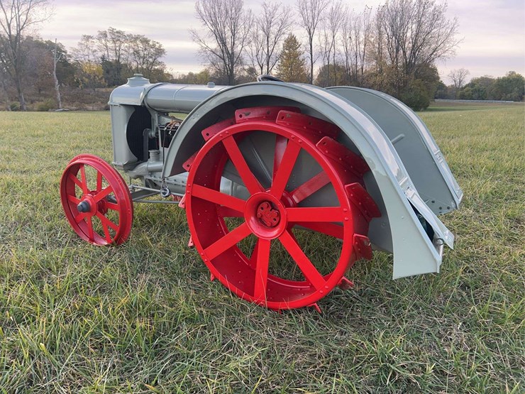 1926-fordson-tractor-image-3