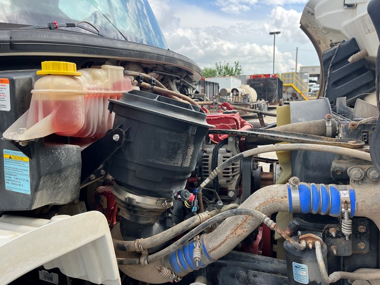 2020-freightliner-m2-106-image-10