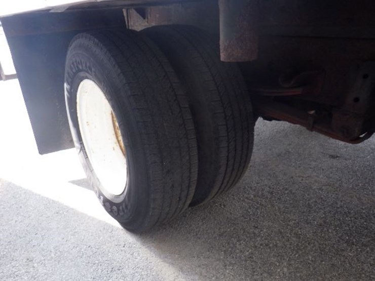 2014-isuzu-npr-hd-image-5