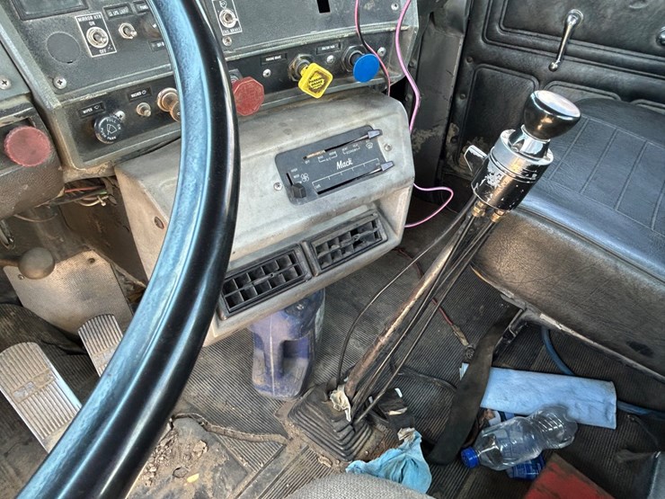 #31965-•-1989-mack-r688-tandem-axle-truck-tractor-image-34