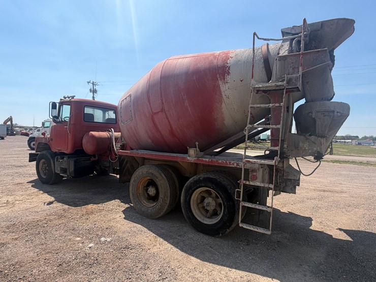 #31932-•-1986-mack-dm6-tandem-axle-concrete-truck-image-4