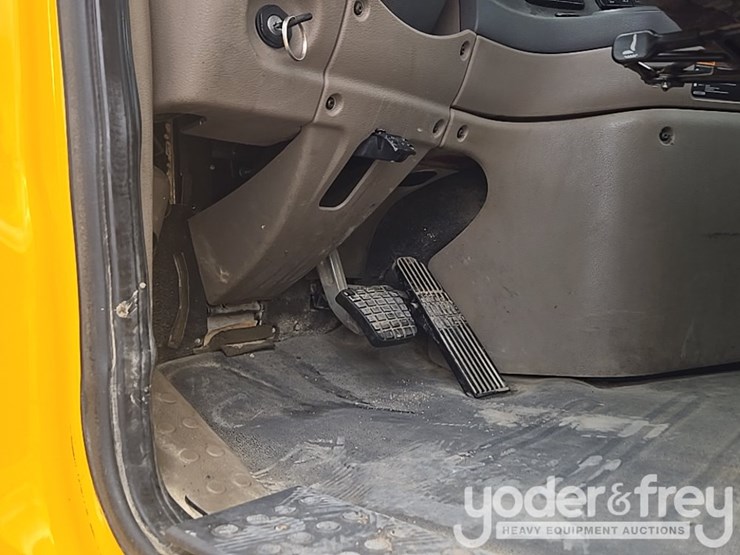 2012-freightliner-cascadia-125-image-87