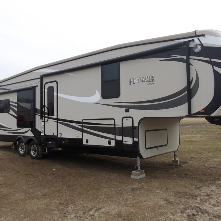 #7364 • 2015 Jayco Pinnacle fifth wheel camper
