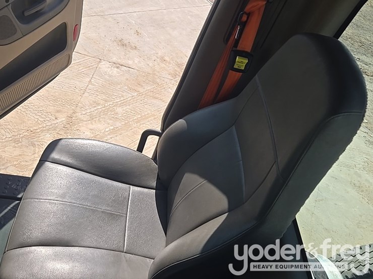 2014-freightliner-cascadia-113-image-100