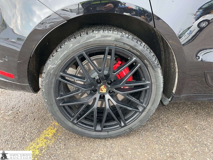 2024-porsch-macan-gts-image-17