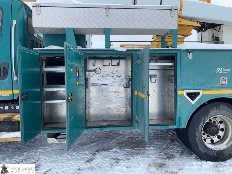 2011-freightliner-m2-106-image-23