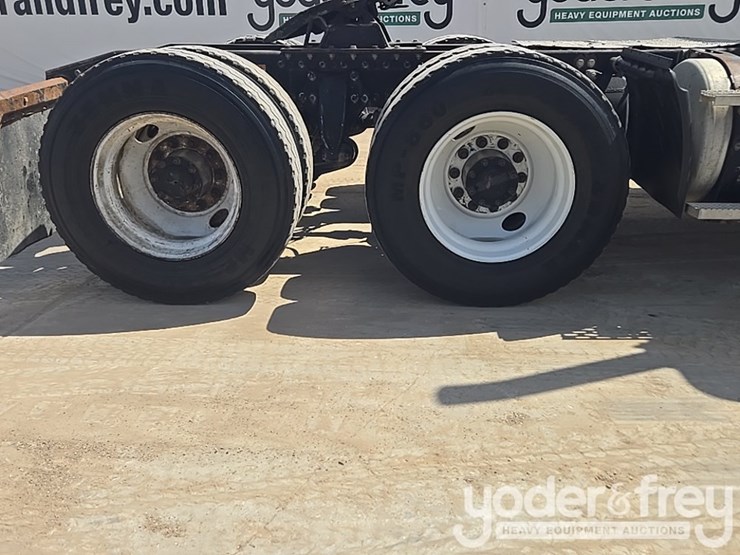 2011-freightliner-cascadia-125-image-16