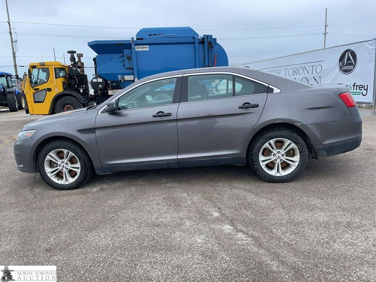 2015-ford-taurus-image-8