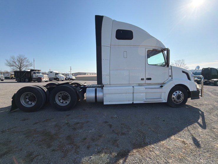 #31954-•-2012-volvo-tandem-axle-truck-tractor-image-6