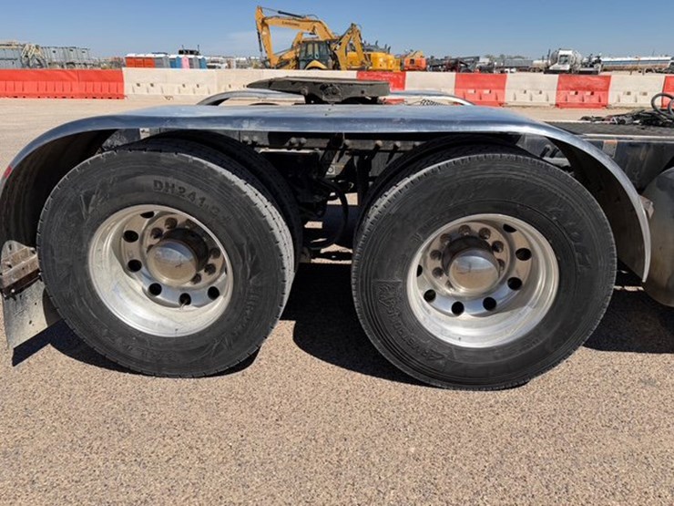 2022-peterbilt-389-image-5