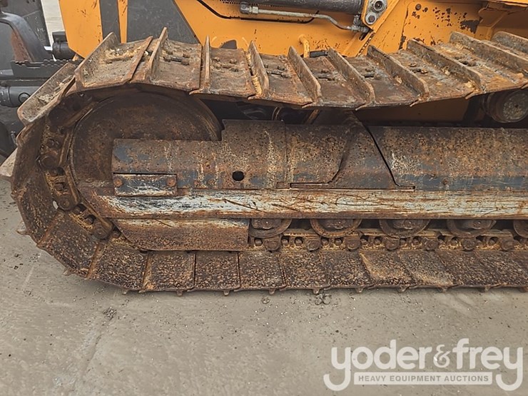 2016-case-750m-image-11