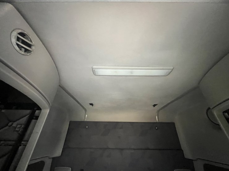 #31955-•-2012-volvo-vnl-tandem-axle-truck-tractor-image-37