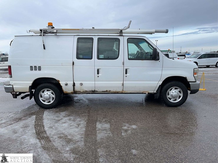 2010-ford-cargo-image-4