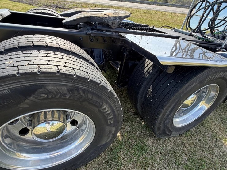 #31771-•-2015-caterpillar-tandem-axle-truck-tractor-image-9