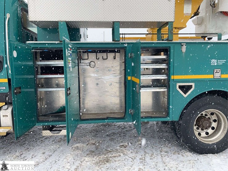 2011-freightliner-m2-106-image-22