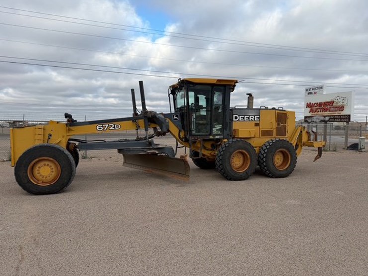 2005-deere-672d-image-1