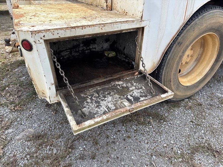 #31721-•-1989-mack-r690t-single-axle-fuel-truck-image-32