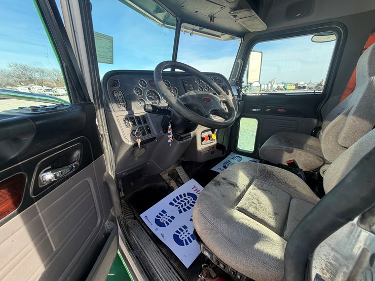2021-peterbilt-367-image-18
