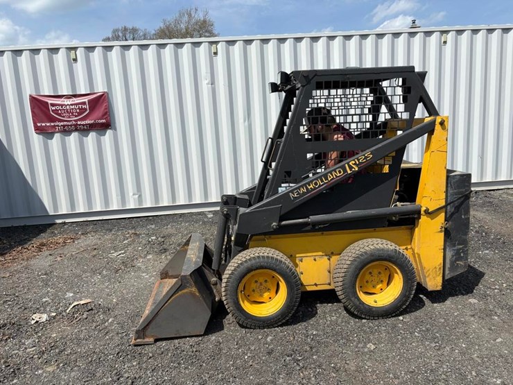 new-holland-l125-image-1