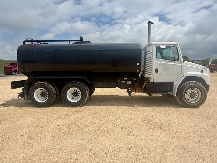 2000-freightliner-fl80-image-4